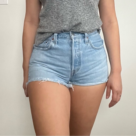 👖 Levi’s High-Waisted Distressed Button-Up Denim Shorts – Women’s Size 27 👖 - Picture 2 of 11